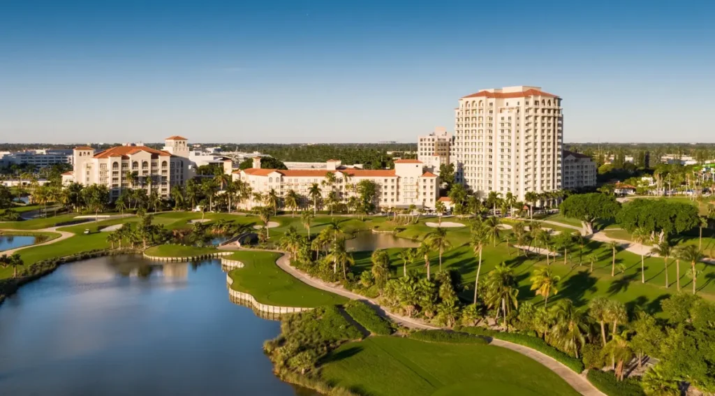 Vista aérea do JW Marriott Miami Turnberry Resort & Spa integrado ao campo de golfe e à paisagem tropical de Aventura, Florida.