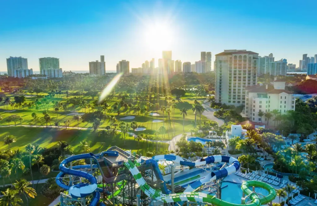 Tidal Cove Waterpark no JW Marriott Miami Turnberry, com piscinas, atrações aquáticas e extensa área tropical em Aventura.