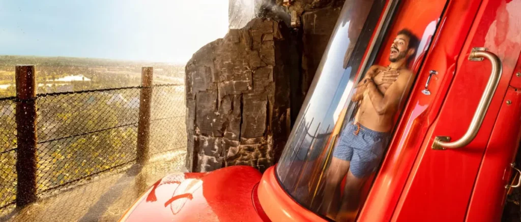 No Ko'okiri Body Plunge, a experiência começa em uma cápsula no alto do vulcão Krakatau.
