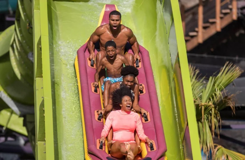 Família encara as descidas da Krakatau Aqua Coaster, a montanha-russa aquática do Volcano Bay.