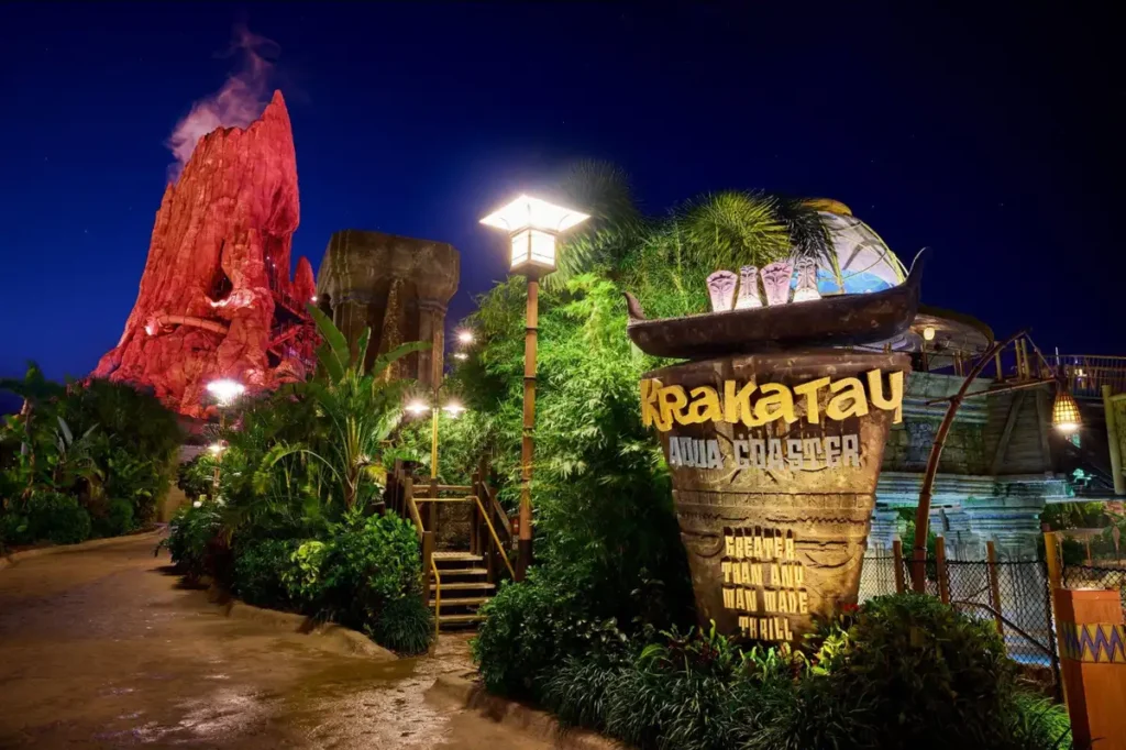 O vulcão Krakatau iluminado cria um cenário especial junto à entrada da Krakatau Aqua Coaster.