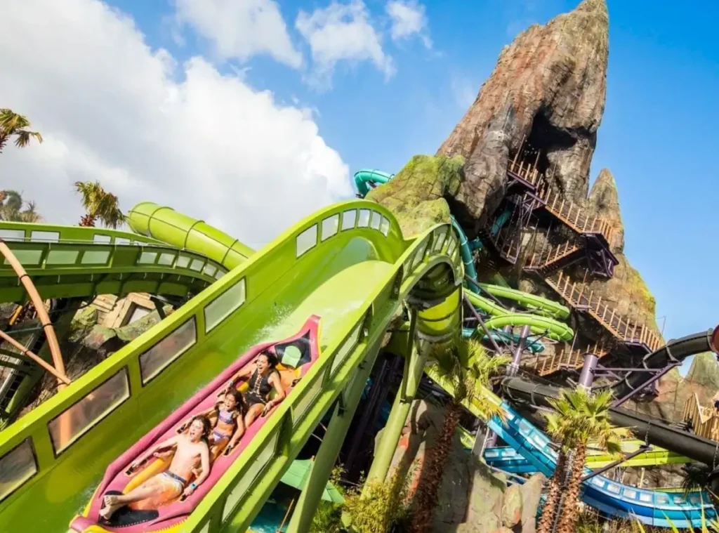 A Krakatau Aqua Coaster combina subidas e descidas em boia ao redor do vulcão Krakatau.