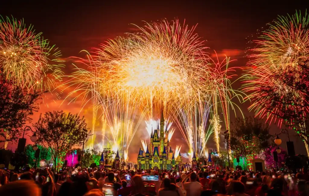 Magic Kingdom na virada do ano: fogos dourados cercam o Castelo da Cinderela durante a festa de Réveillon.