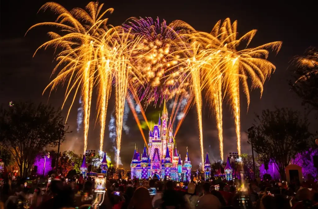 Réveillon no Magic Kingdom: uma grande queima de fogos ilumina o Castelo da Cinderela na virada do ano.