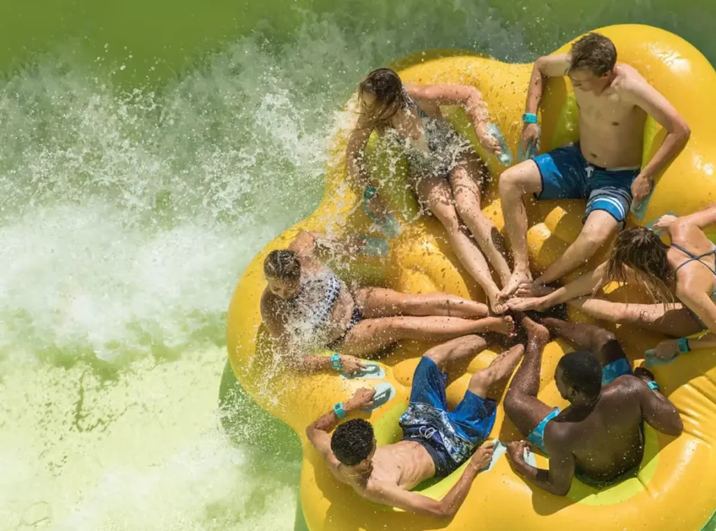 O Maku Puihi é uma das atrações em grandes boias para aproveitar em grupo no Volcano Bay.