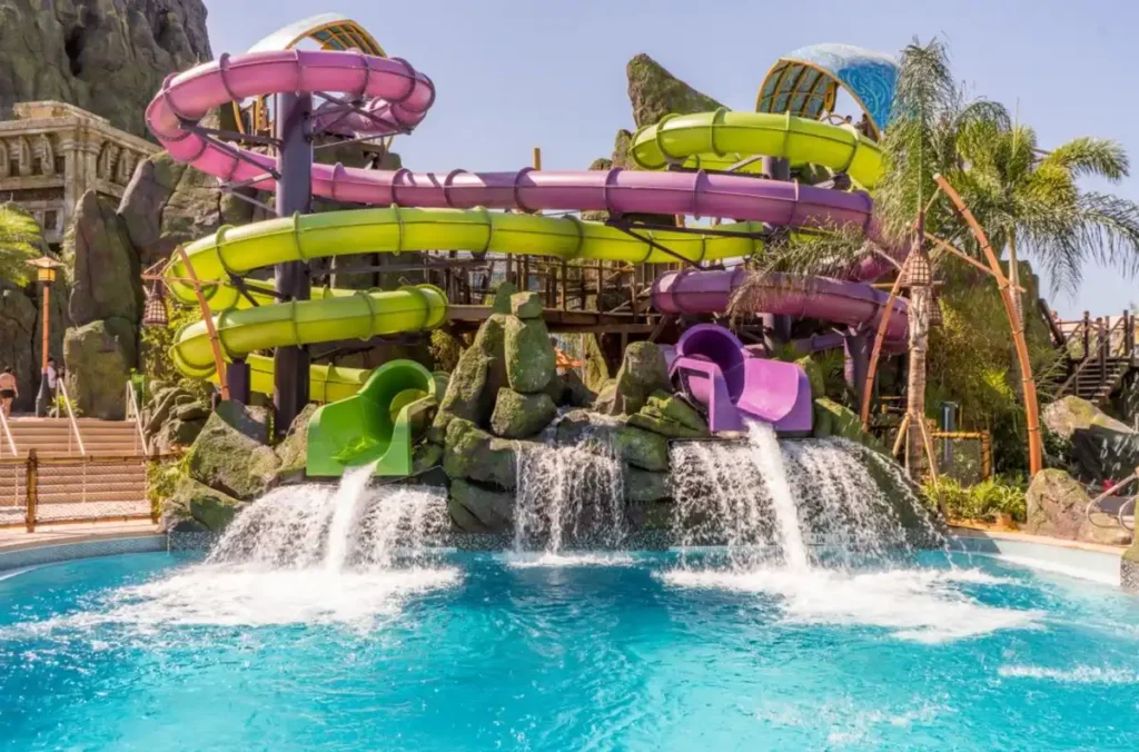 Os coloridos Ohyah & Ohno Drop Slides terminam com uma queda na piscina.