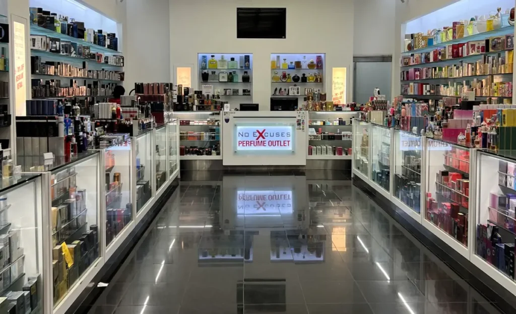 Corredor central de uma loja Perfume Outlet