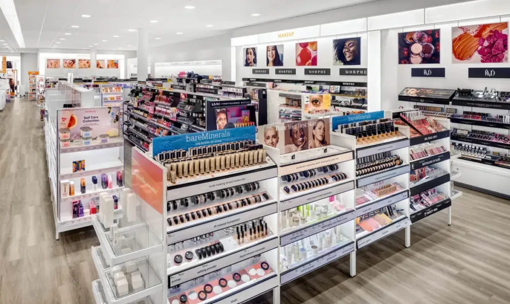 Corredor amplo de uma loja Ulta Beauty