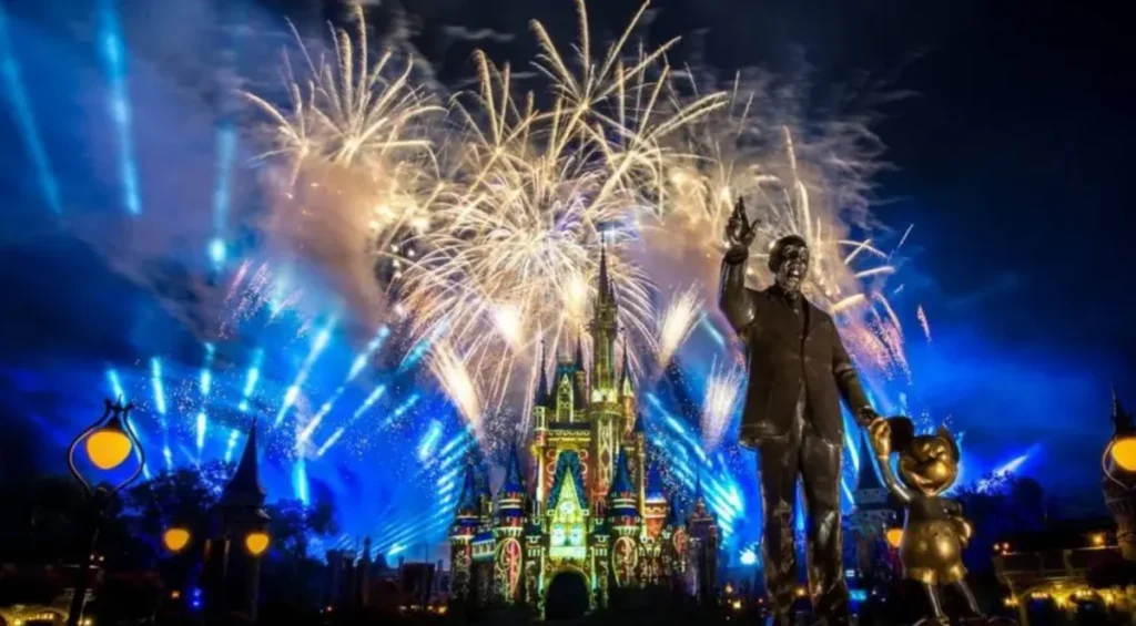Réveillon em Orlando com fogos de artifício sobre o castelo do Magic Kingdom e a estátua de Walt Disney e Mickey.