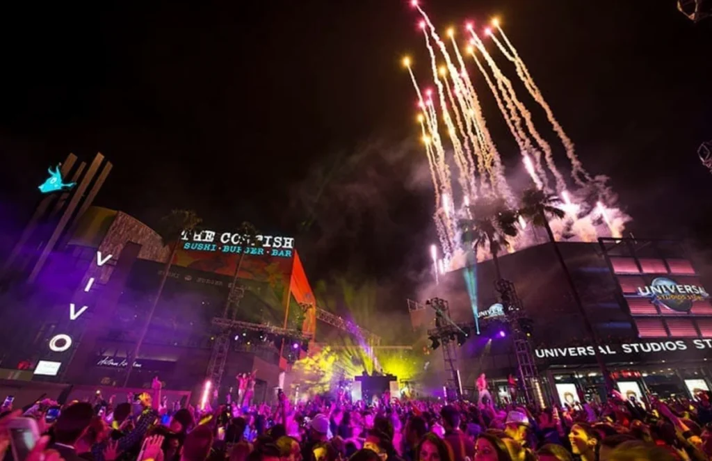 Fogos de Réveillon no Universal CityWalk em Orlando sobre uma multidão durante festa noturna de Ano Novo.