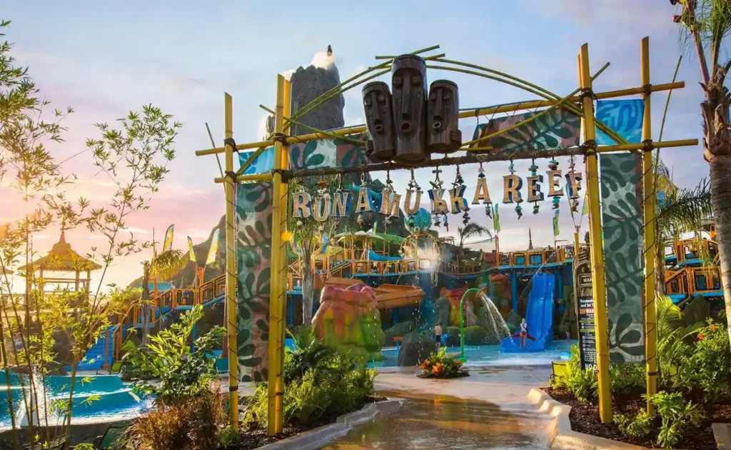 O Runamukka Reef reúne estruturas, escorregadores e brincadeiras aquáticas para crianças no Volcano Bay.