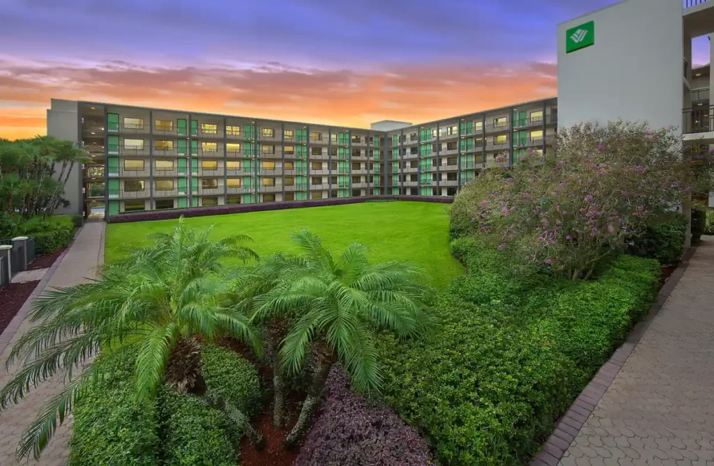 Jardins tropicais e espaços ao ar livre proporcionam um ambiente agradável para relaxar durante a estadia no Wyndham Garden Lake Buena Vista.