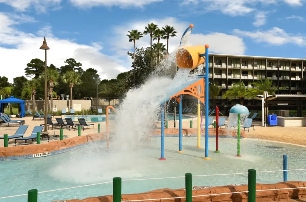 Diversão para toda a família na área aquática infantil do Wyndham Garden Lake Buena Vista, com jatos de água e brinquedos interativos.