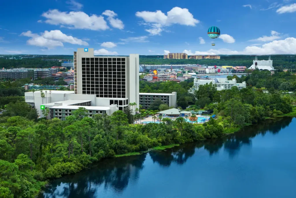 Wyndham Garden Lake Buena Vista: hospedagem em Orlando cercada por áreas verdes, com piscina e localização próxima ao Disney Springs.