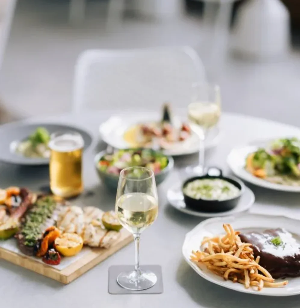 Gastronomia e bebidas no YOTEL Miami Downtown.