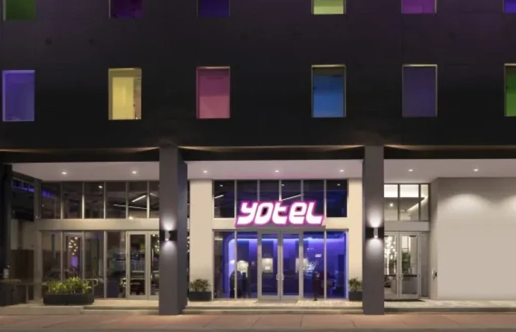 Entrada e fachada do YOTEL Miami Downtown.