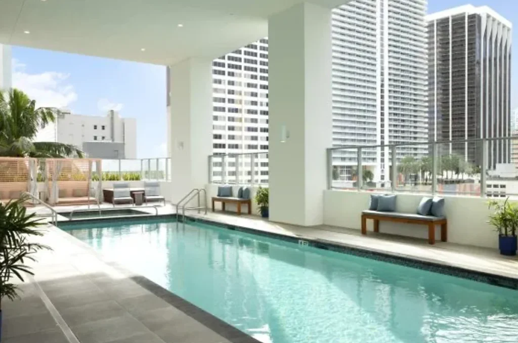 Piscina do YOTEL Miami Downtown cercada pela paisagem urbana.