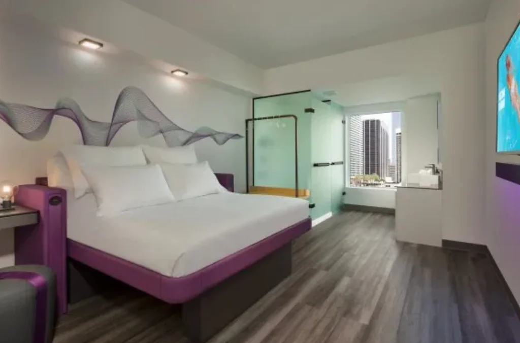 Quarto contemporâneo com cama de casal no YOTEL Miami Downtown.