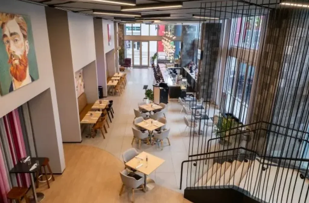 Ambiente moderno do restaurante do YOTEL Miami Downtown.