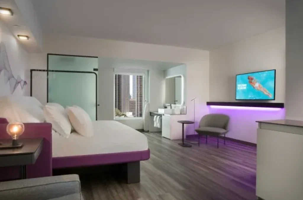 Hotel em Miami Barato 2026: Como é o Yotel Miami Downton - Quarto moderno e tecnológico no YOTEL Miami Downtown.