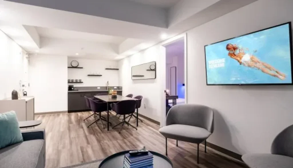 Suíte espaçosa com sala e área de jantar no YOTEL Miami Downtown.