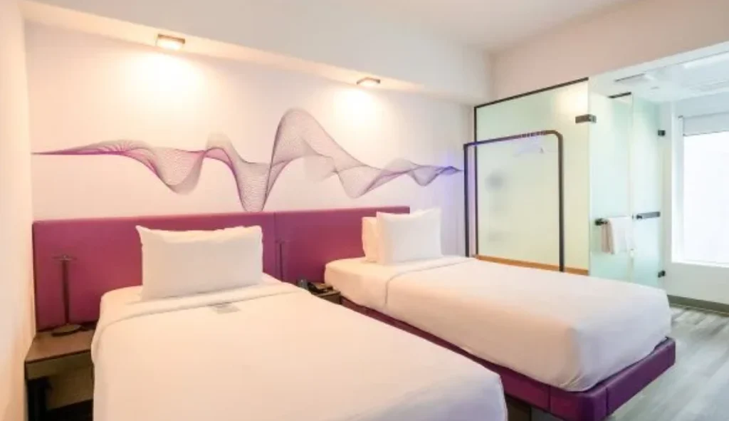 Acomodação com duas camas no YOTEL Miami Downtown.
