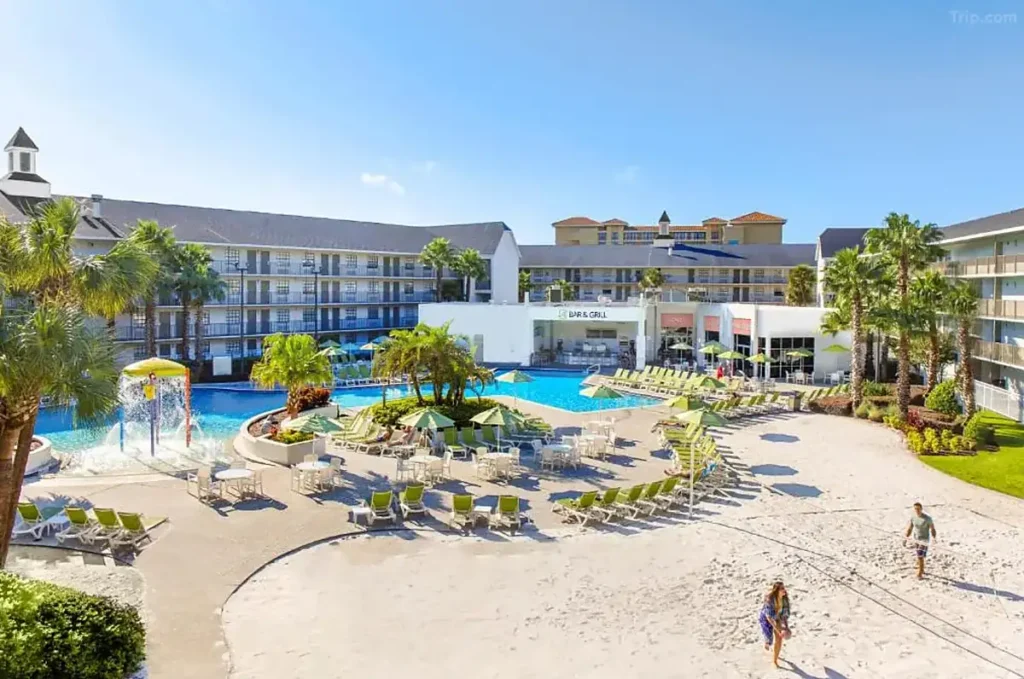 Área de lazer familiar do Avanti International Resort, com piscinas, espaço aquático infantil e ambiente ao ar livre em Orlando.