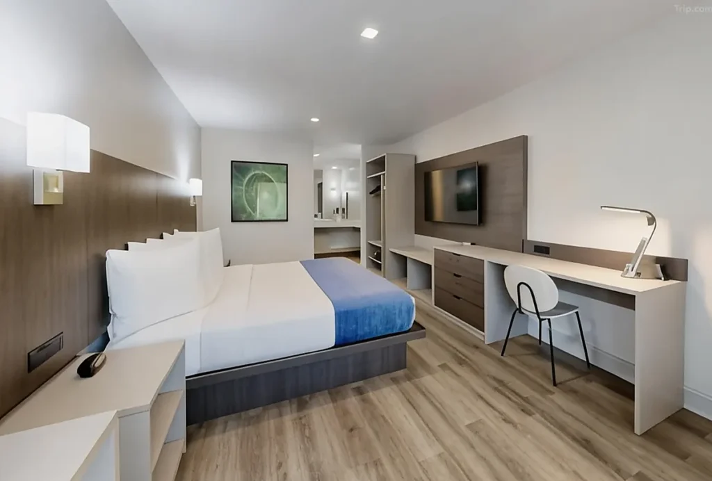 Acomodação moderna do Avanti International Resort com cama confortável, TV e espaço de trabalho para sua estadia em Orlando.