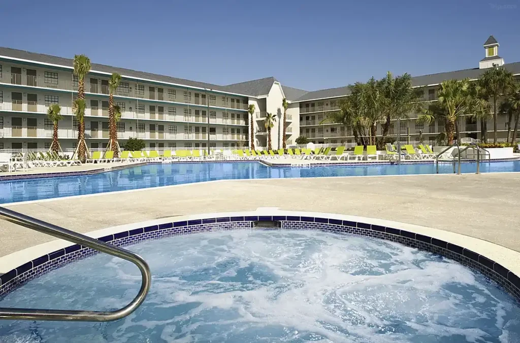 Área de lazer do Avanti International Resort com piscina ao ar livre, hidromassagem e espreguiçadeiras para relaxar em Orlando.