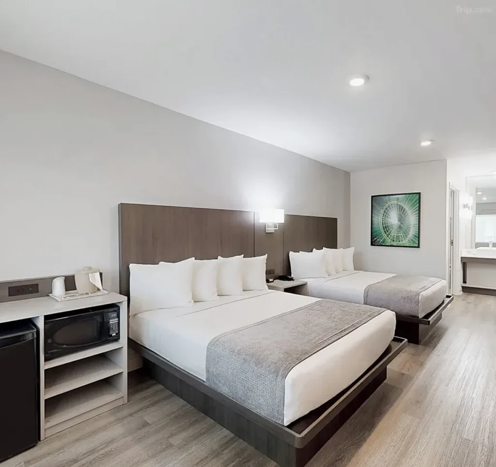 Acomodação com duas camas, ambiente moderno e comodidades para uma estadia confortável no Avanti International Resort em Orlando.