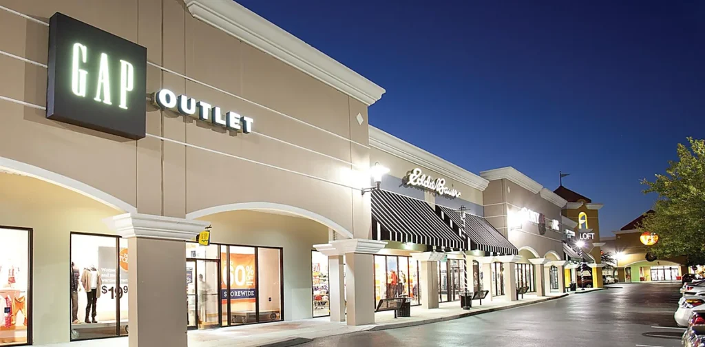 GAP Outlet e Eddie Bauer no Lake Buena Vista Factory Stores, um shopping de outlets em Orlando com diversas lojas de marcas famosas.