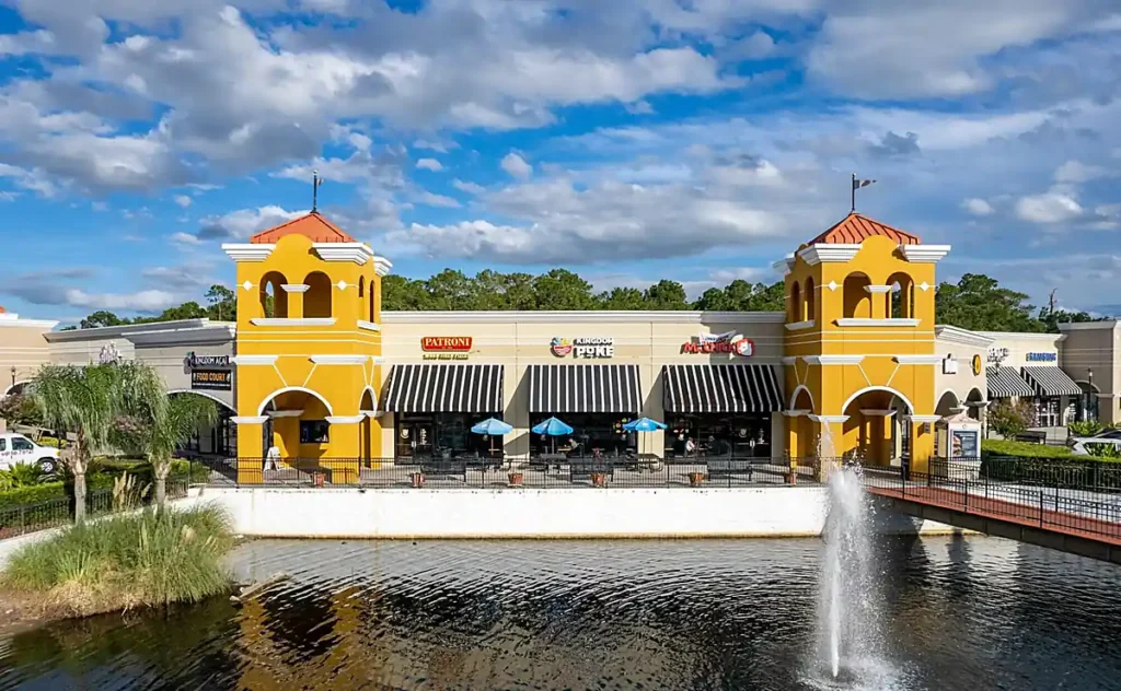 Praça de alimentação do Lake Buena Vista Factory Stores, com diversas opções de restaurantes e espaço para fazer uma pausa durante as compras.