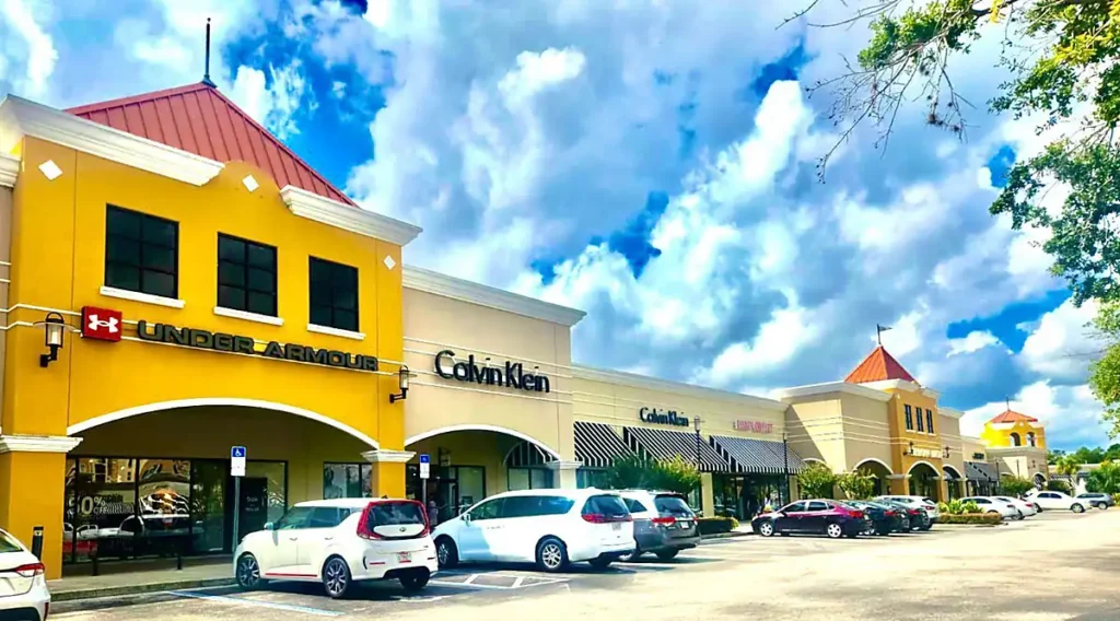 Lojas Under Armour e Calvin Klein no Lake Buena Vista Factory Stores, destino de compras em Orlando para quem procura roupas e acessórios de marcas conhecidas.