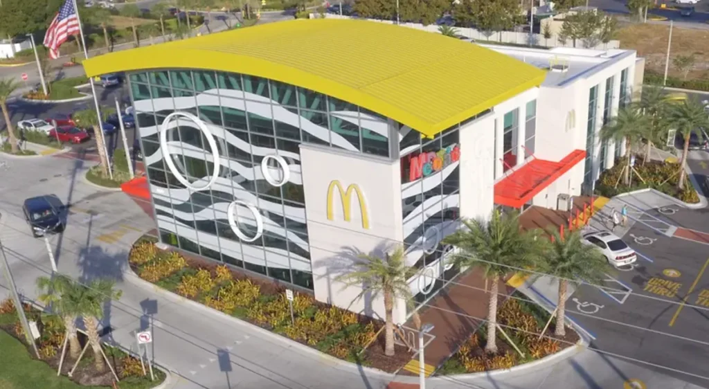 O maior McDonald's do mundo fica em Orlando e chama atenção pela enorme estrutura e pelo visual diferente das unidades tradicionais.