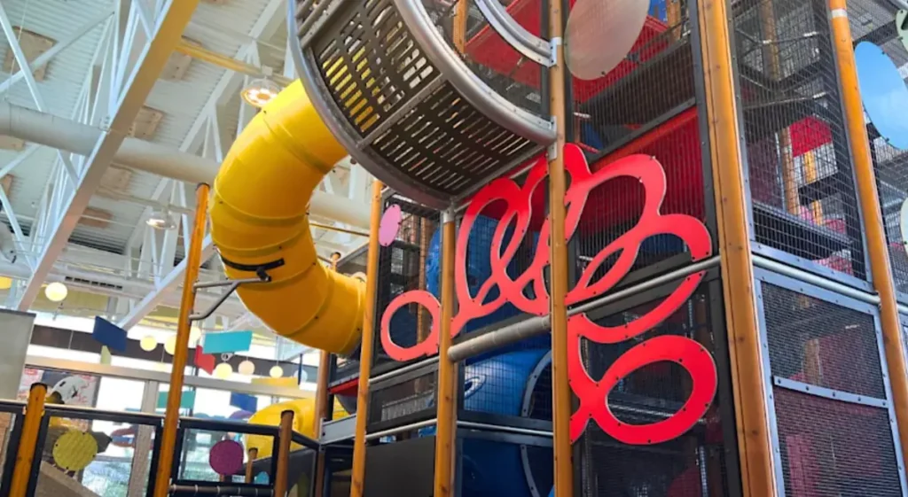 O restaurante conta com uma grande área de playground coberta, uma das atrações para quem visita o McDonald's de Orlando com crianças.