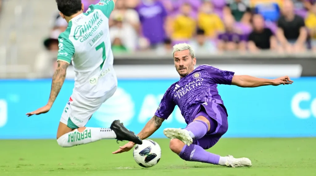 Antoine Griezmann em ação com a camisa do Orlando City.