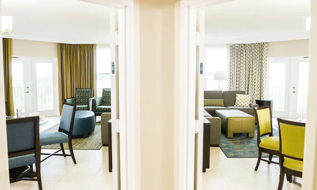 Apartamento do Vacation Village at Parkway com ambientes amplos e integrados, opção interessante para famílias em Orlando.