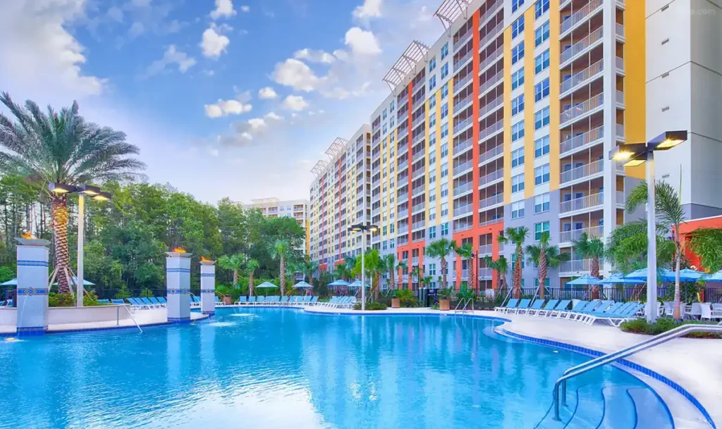 Piscina ao ar livre do Vacation Village at Parkway, resort em Orlando com estrutura de lazer para famílias.