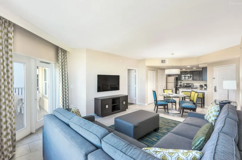 Apartamento espaçoso com sala de estar, área de jantar e cozinha equipada, configuração prática para famílias em Orlando.